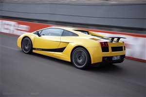 超级跑车-行驶的黄色跑车