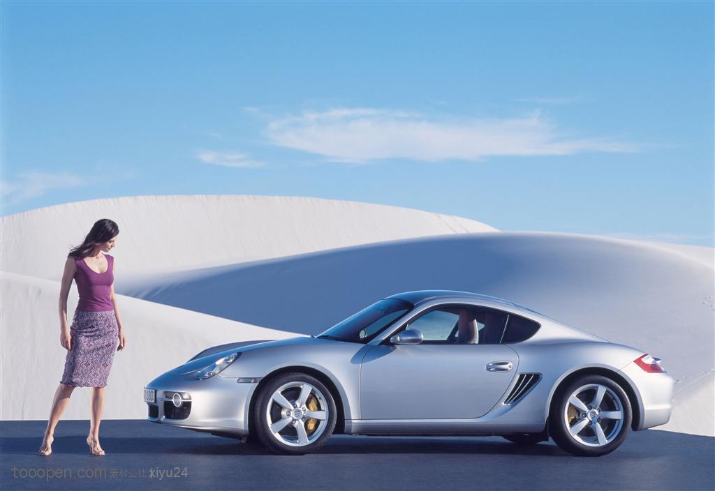 豪华跑车-沙漠上的豪华保时捷银色轿车与美女 第1页