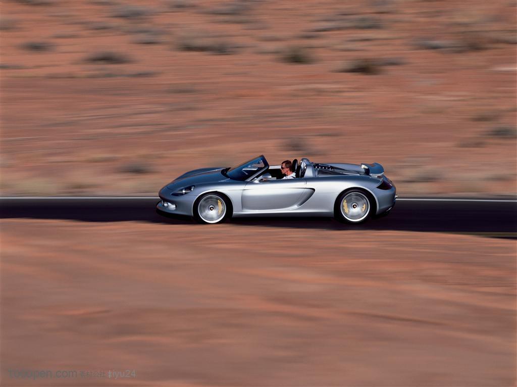 豪华跑车-沙漠中行驶的911跑车