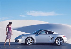 豪华跑车-沙漠上的豪华保时捷银色轿车与美女