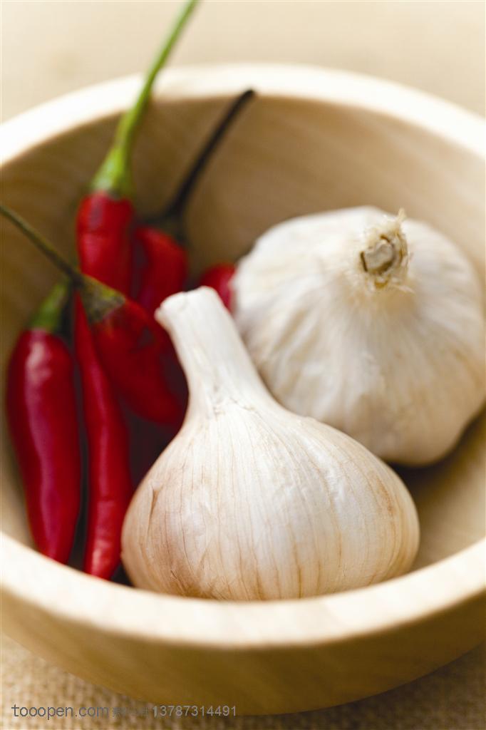 新鲜蔬菜-木质碗里装着大蒜和红辣椒