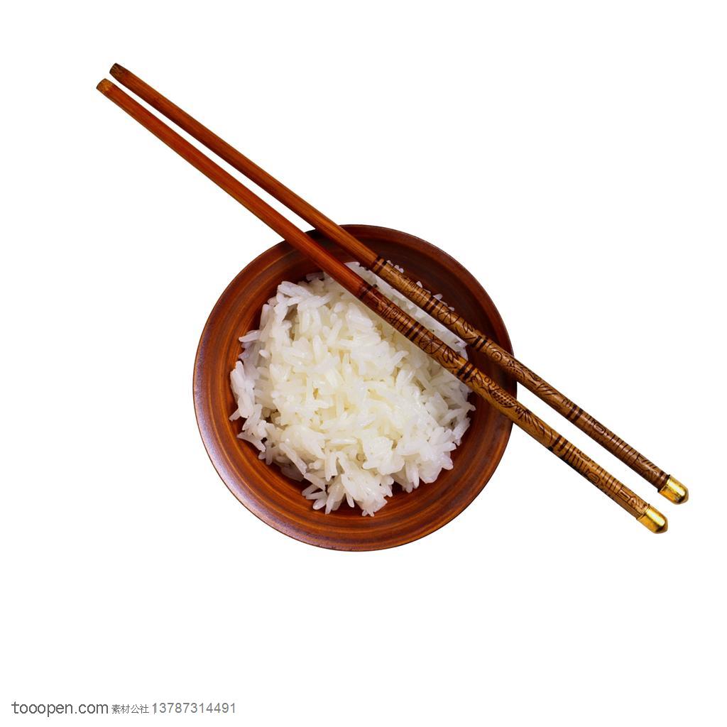 俯视装着米饭的碗和筷子