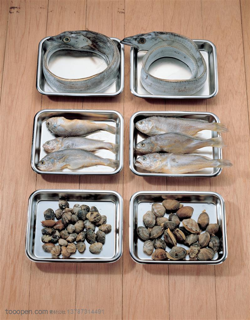 食材-摆放在铁盒子里的带鱼、海鱼、扇贝等海鲜