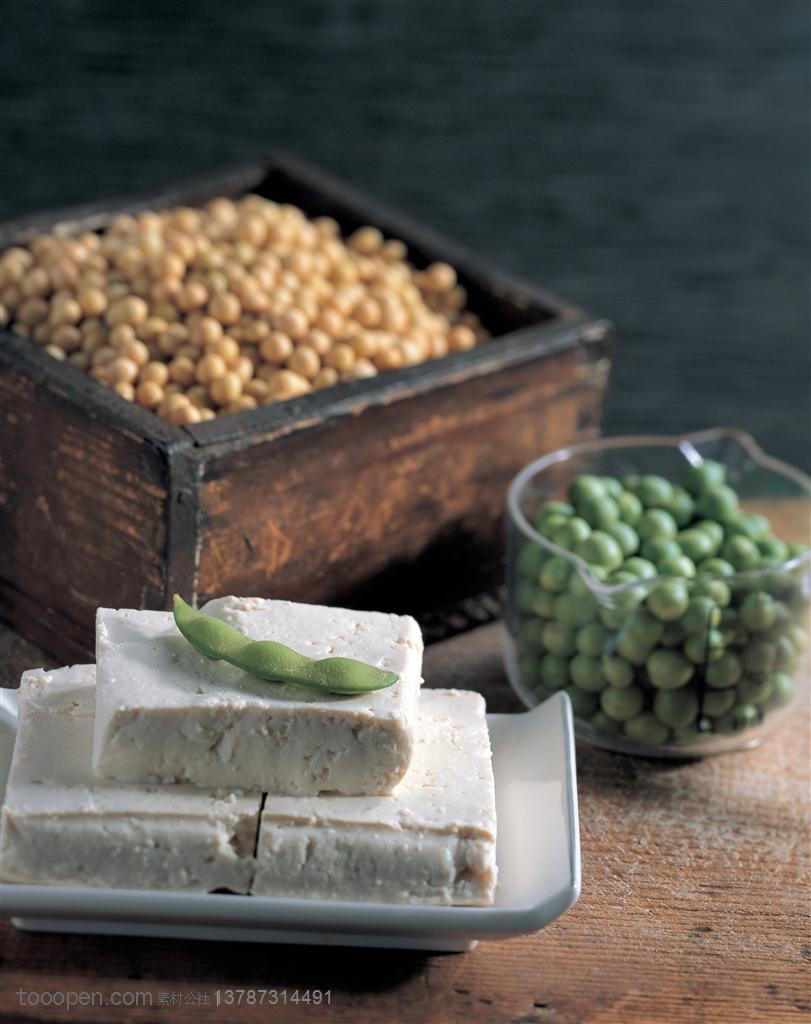 食材-装着瓷碗里的豆腐和盒子里的豆子