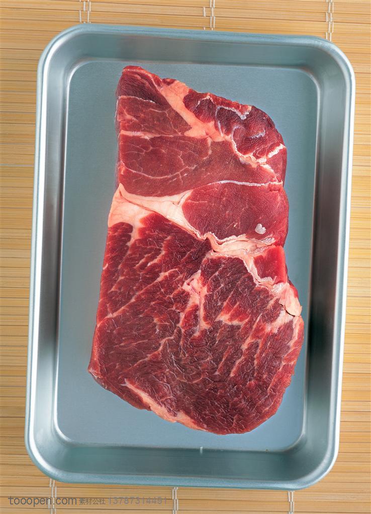 食材肉类-方形铁盘子里装着牛肉