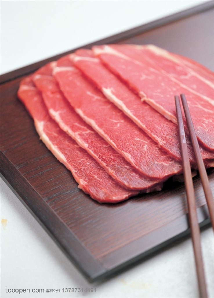 食材肉类-盘子的牛肉切成一片一片的