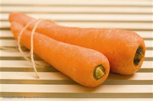 新鲜蔬菜-两根捆在一起的胡萝卜