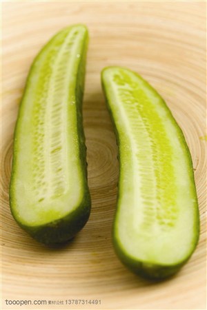 新鲜蔬菜-砧板上被切成两半的黄瓜