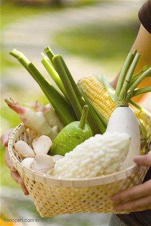 新鲜蔬菜-装着竹簸箕里的苦瓜、白萝卜、生姜等各类蔬菜