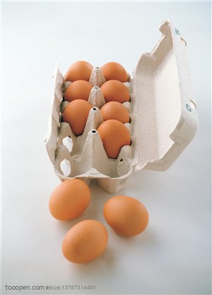 俯视盒子里的鸡蛋