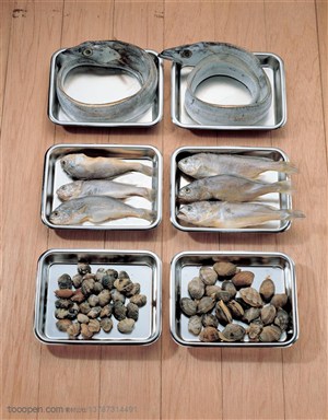 食材-摆放在铁盒子里的带鱼、海鱼、扇贝等海鲜