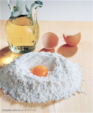 食材-面粉里放着一个鸡蛋黄