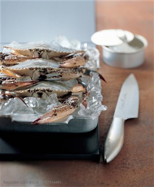 食材-砧板上摆放着大螃蟹和刀