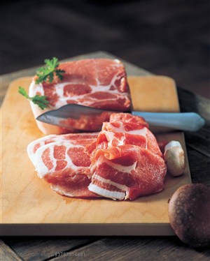 食材肉类-放在砧板上的五花肉