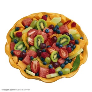 装在盘子里的猕猴桃、草莓、西瓜等水果沙拉