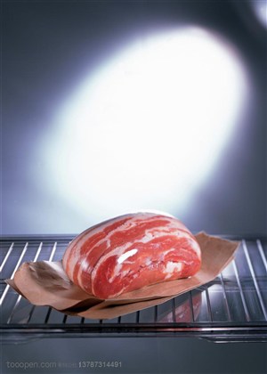 食材肉类-揉成一个球形的五花肉