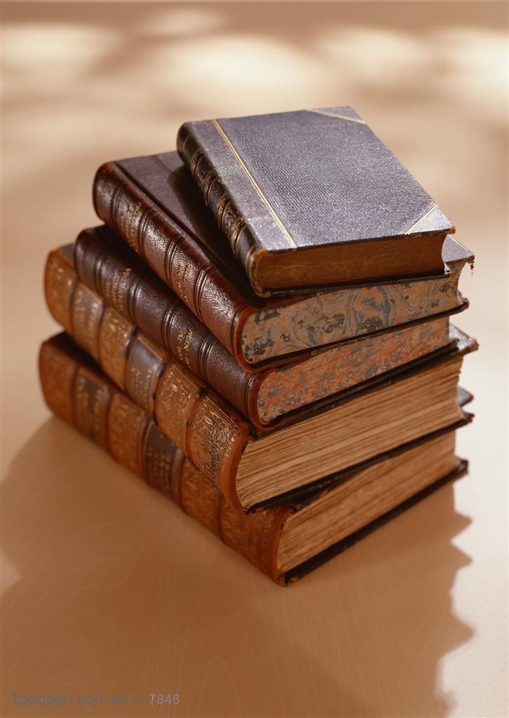 书籍特写-斜着堆放在一起的古老书籍
