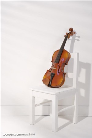 椅子上摆放的小提琴高清图片特写乐器图片
