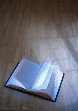 纸张特写-摆放在木地板上展开的书籍