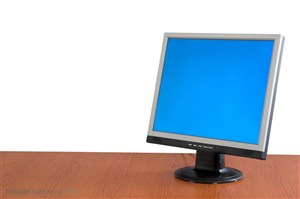 电脑显示器特写-桌面上蓝色屏幕的液晶显示器特写
