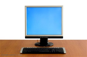 电脑显示器特写-桌面上液晶显示器和键盘摆放在一起