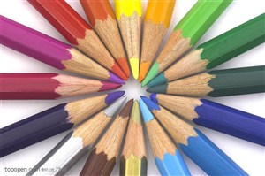 彩色铅笔特写-围成一个圈摆放在一起的彩色铅笔特写
