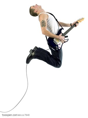 弹着吉他跳跃起来的外国男人