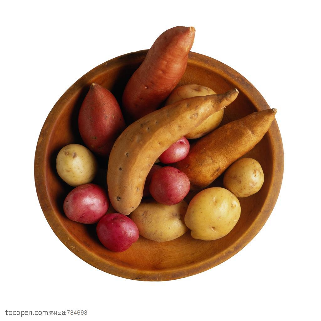新鲜蔬菜-俯视盘子里的红薯和土豆