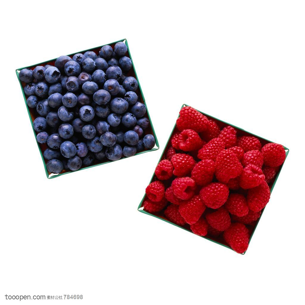 新鲜水果-俯视盒子里的蓝莓和红树莓