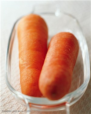新鲜蔬菜-放在透明盒子里的两个胡萝卜