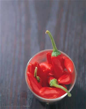 新鲜蔬菜-俯视玻璃杯里的红辣椒