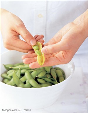 新鲜蔬菜-用手剥碗里的毛豆
