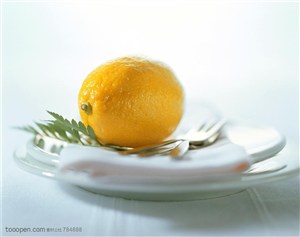 新鲜水果-盘子里一个柠檬特写