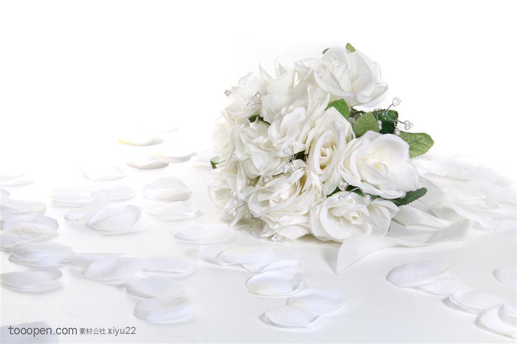 花卉物语-桌面上的白色玫瑰