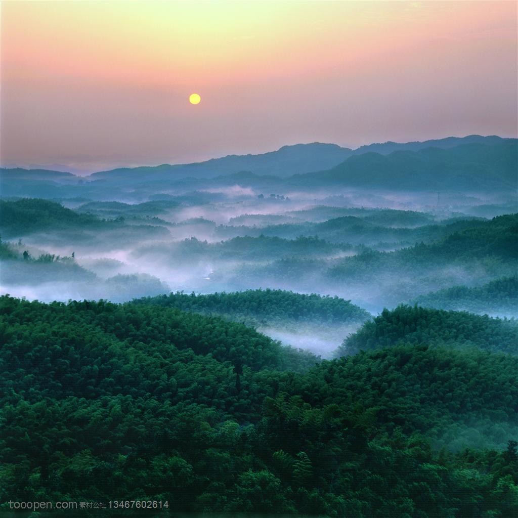 群山山脉- 竹海上方升起的一轮红日
