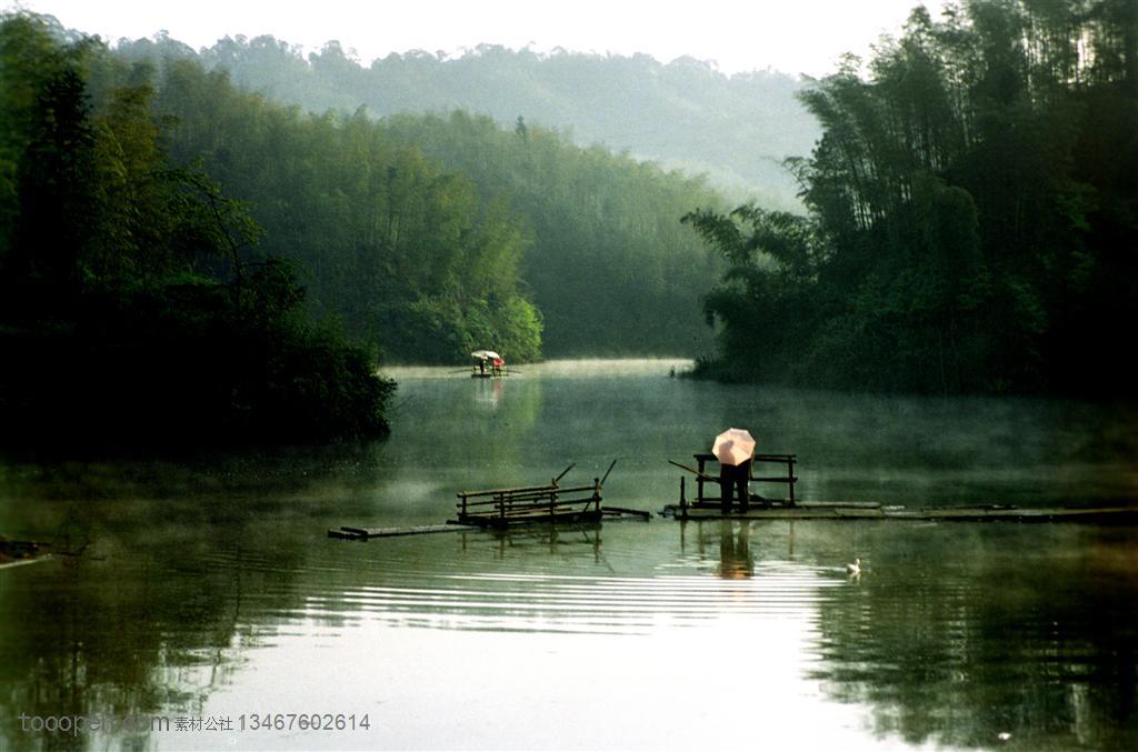 竹林风景-竹林山丘中间的小河里泛起的小舟