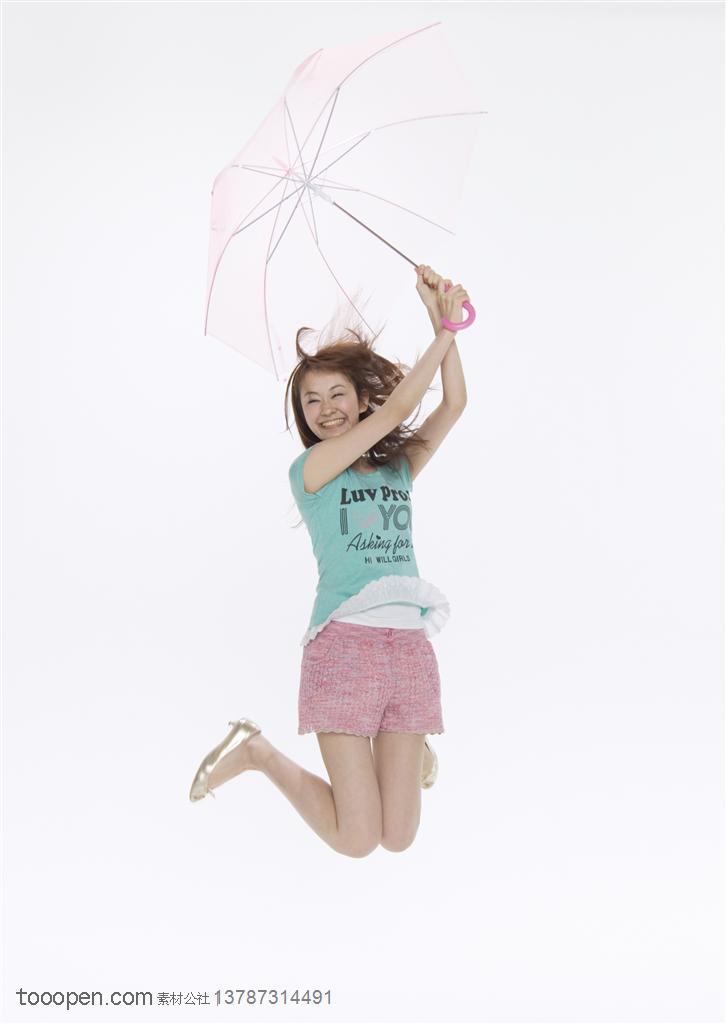 青春活力-举着透明伞跳跃的女孩