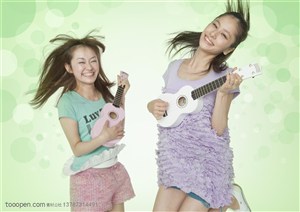 青春活力-两个拿着吉他跳跃的女孩