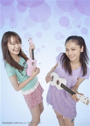 青春活力-两个拿着小吉他弹唱的女孩