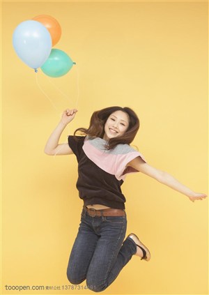 青春活力-拿着气球跳跃的女孩