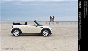 宝马mini-沙滩上的白色mini车