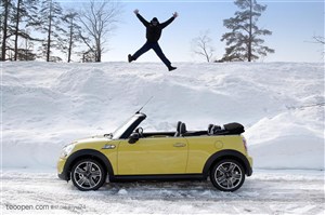 宝马mini-雪地里跳跃的男人与黄色mini车