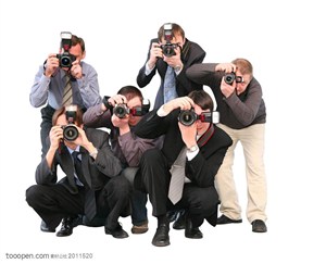 摄影发烧友-一群拿着相机拍照的外国男人