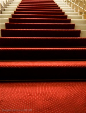 红地毯-楼梯台阶上铺着红地毯