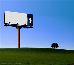 户外广告牌-草地上的广告牌