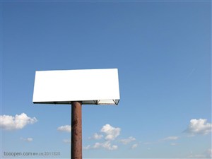 户外广告牌-蓝天白云下的广告牌特写