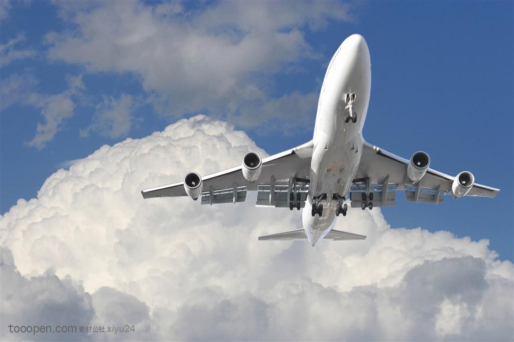 航天运输-白云下飞行的飞机