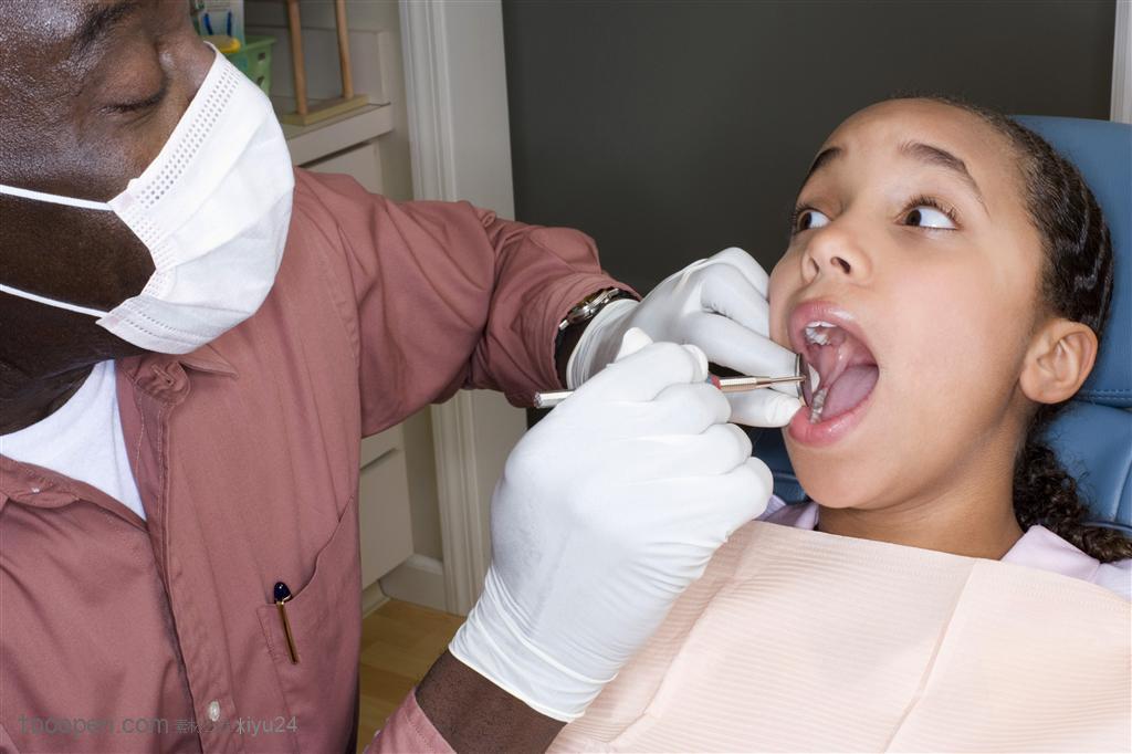 牙科保健-看牙的小女孩