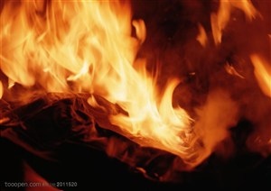 火焰-木材燃烧的火焰特写