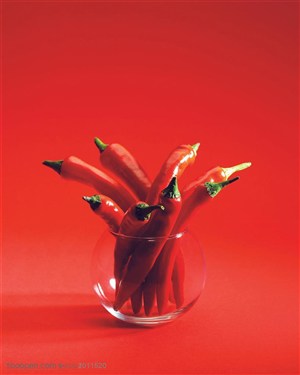创意图形-放在透明玻璃杯里的红辣椒